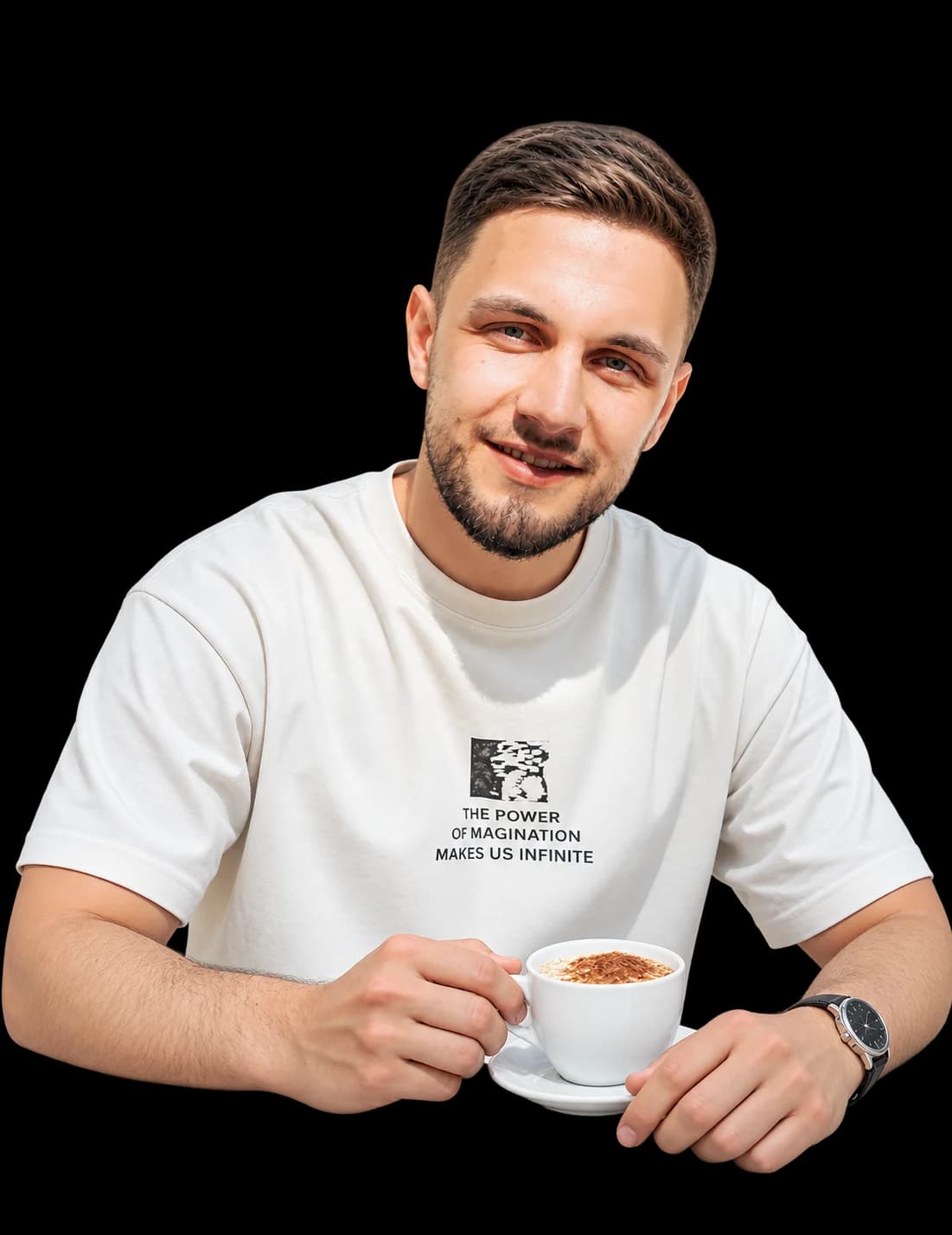 Henrik mit Kaffee, einem offenen Buch und Laptop