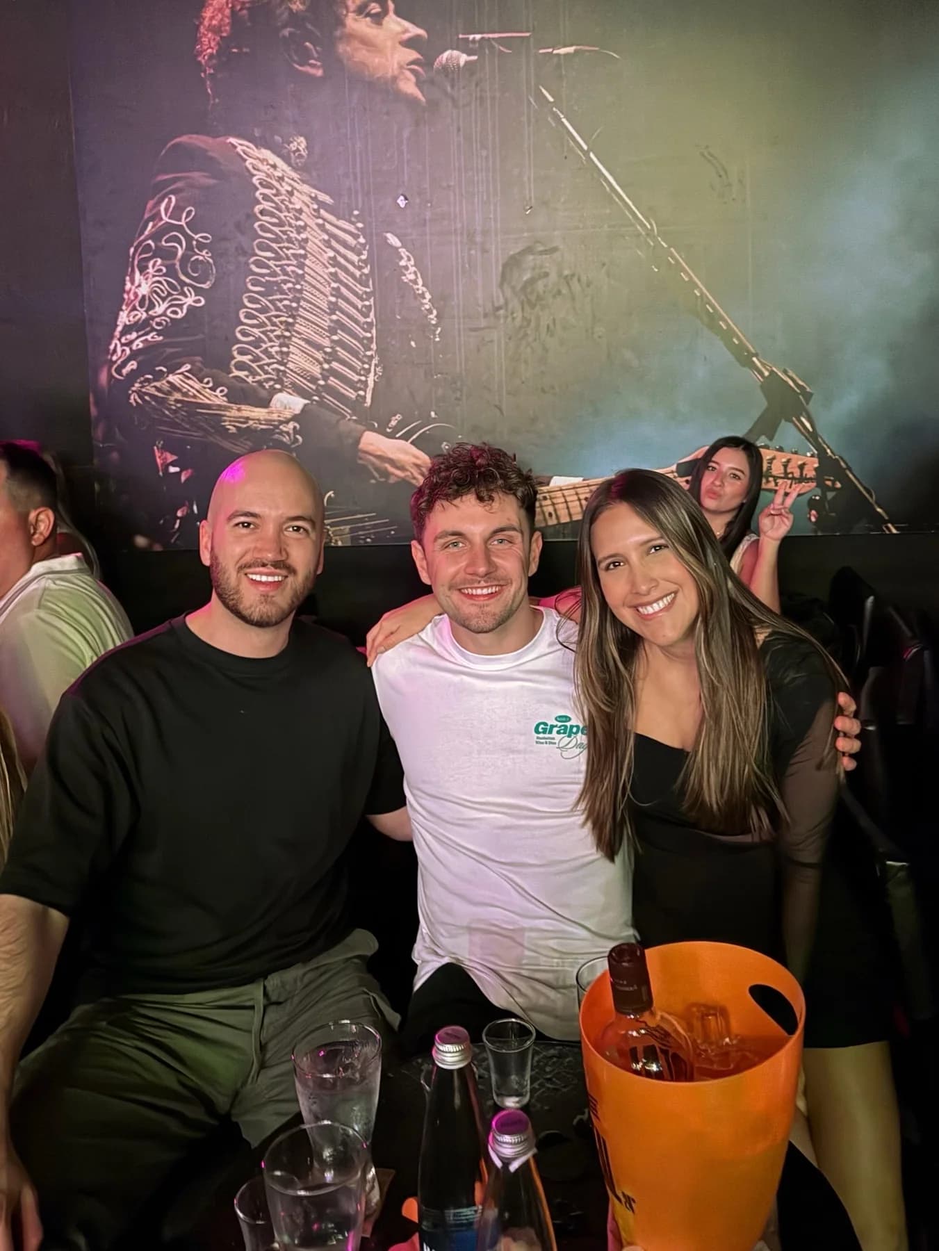 Henrik feiert einen Abend mit Freunden