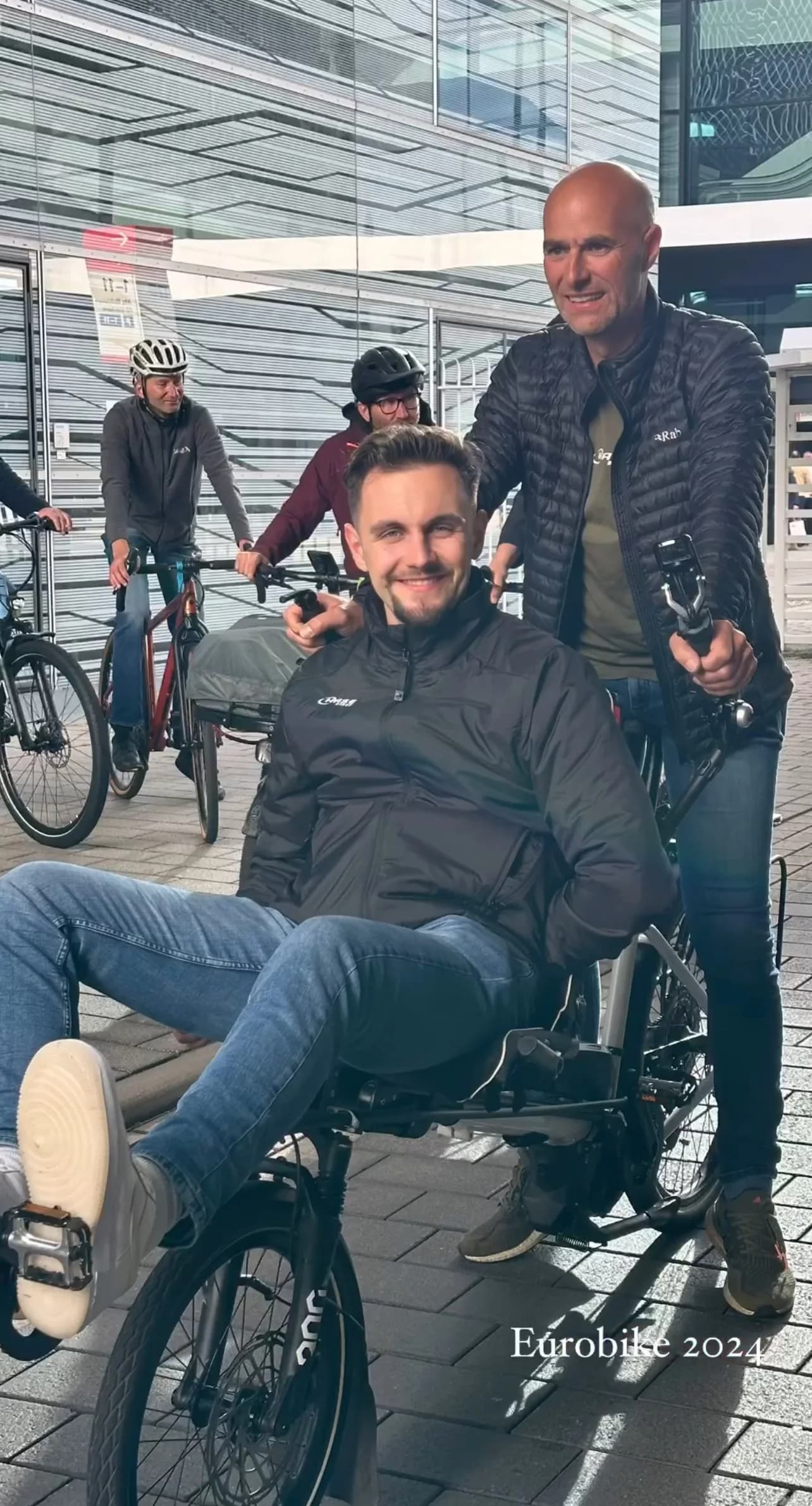 Henrik mit Fahrradpartnern bei einer Radsportveranstaltung