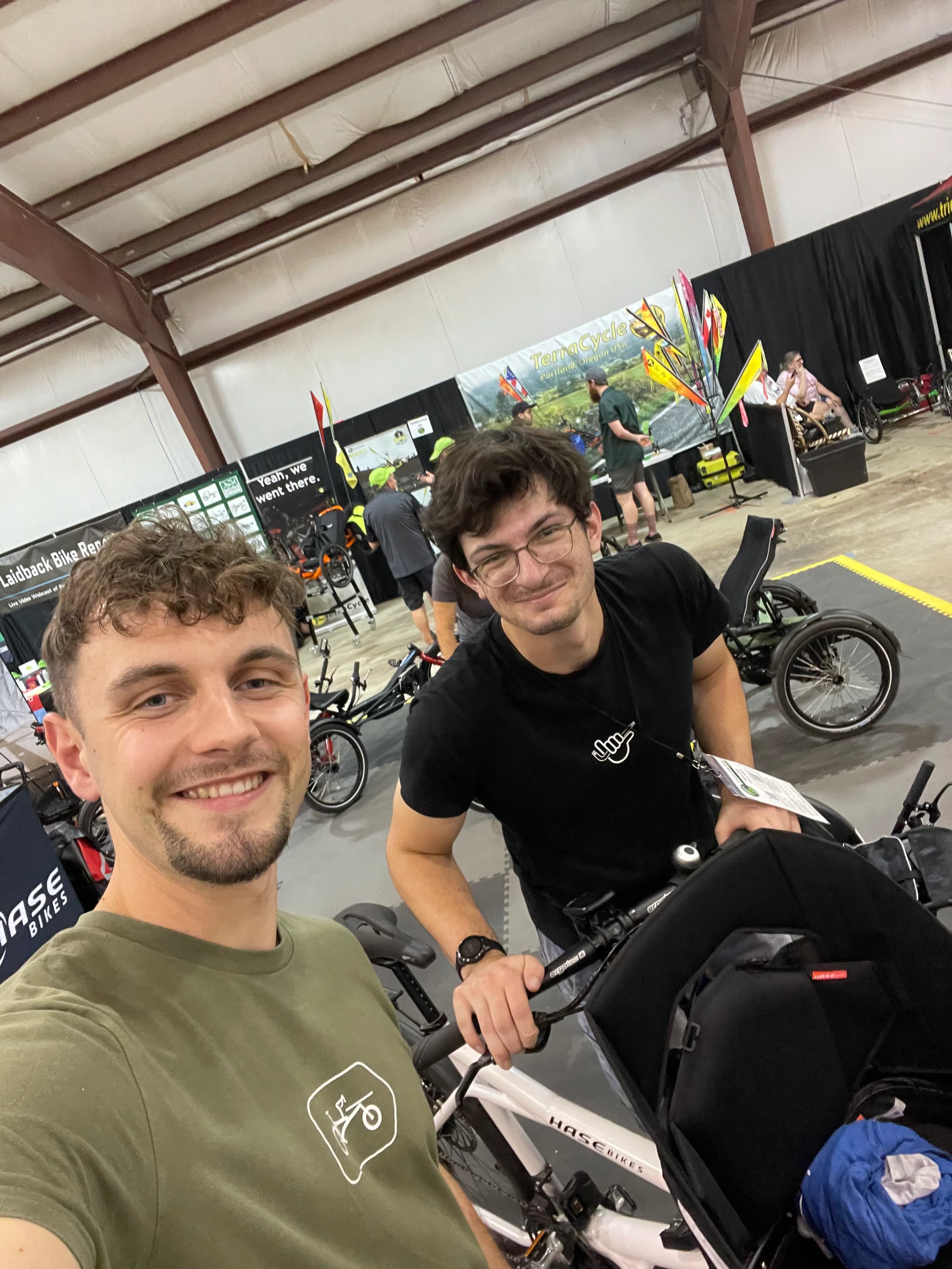 Henrik im Austausch mit Fahrradpartnern bei einer Branchenveranstaltung