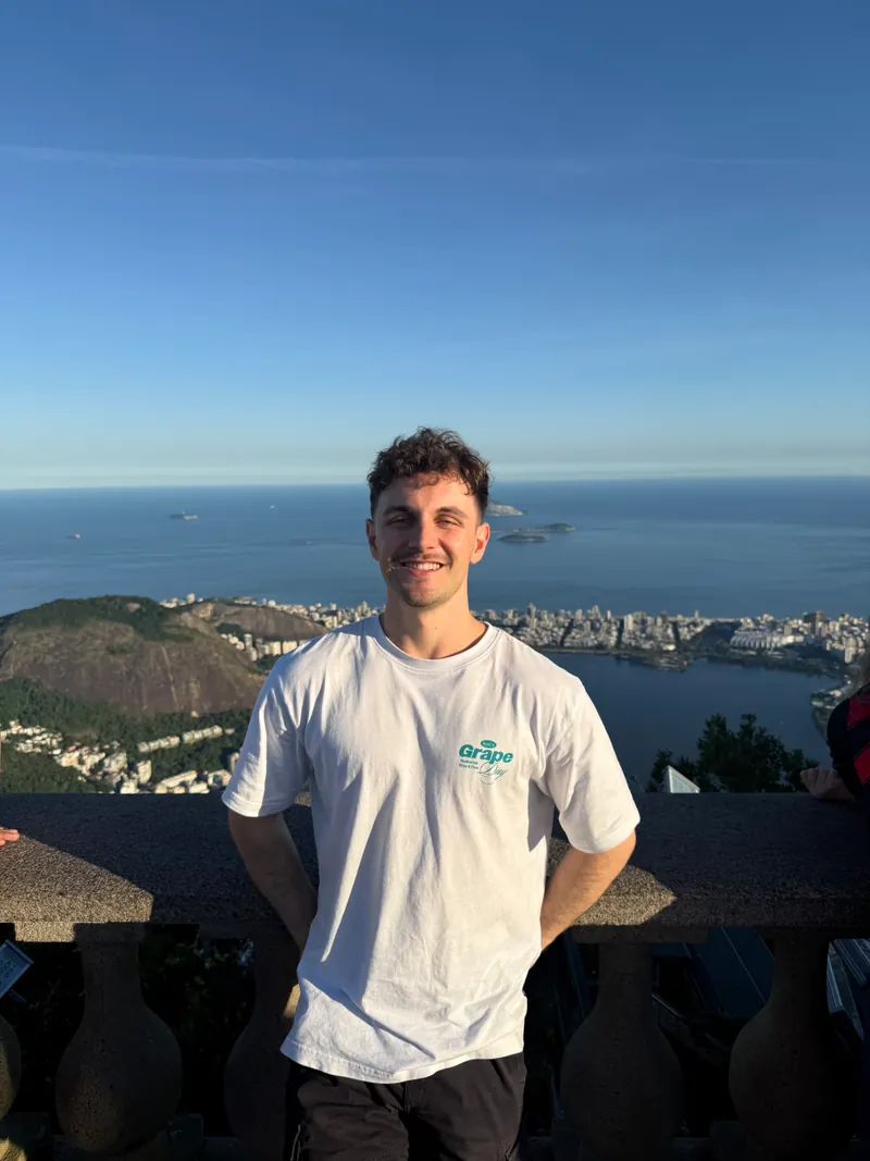 Henrik mit Blick auf die Küste