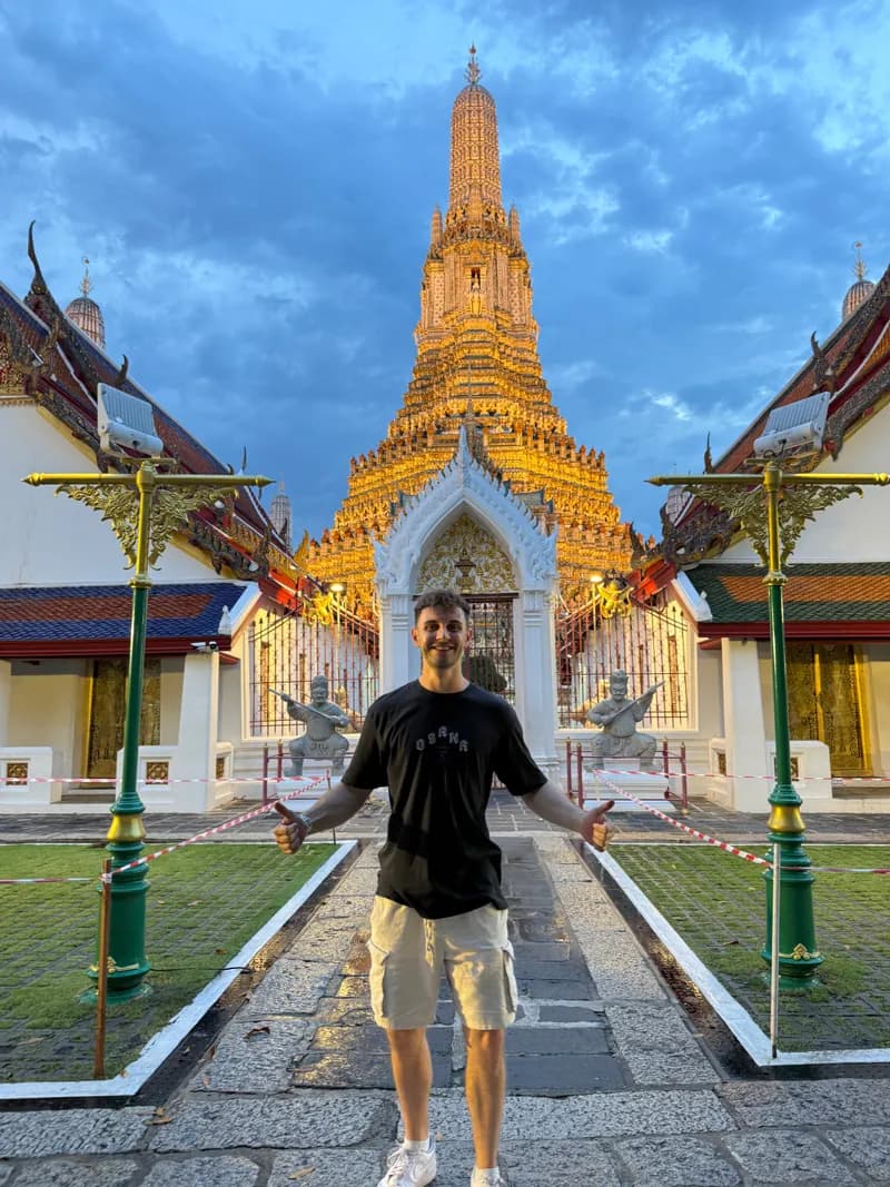 Henrik besucht einen Tempel in Thailand