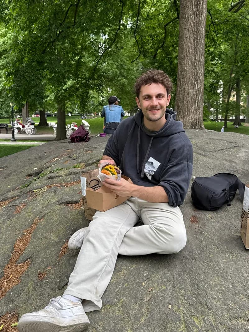 Henrik macht eine Pause im Park