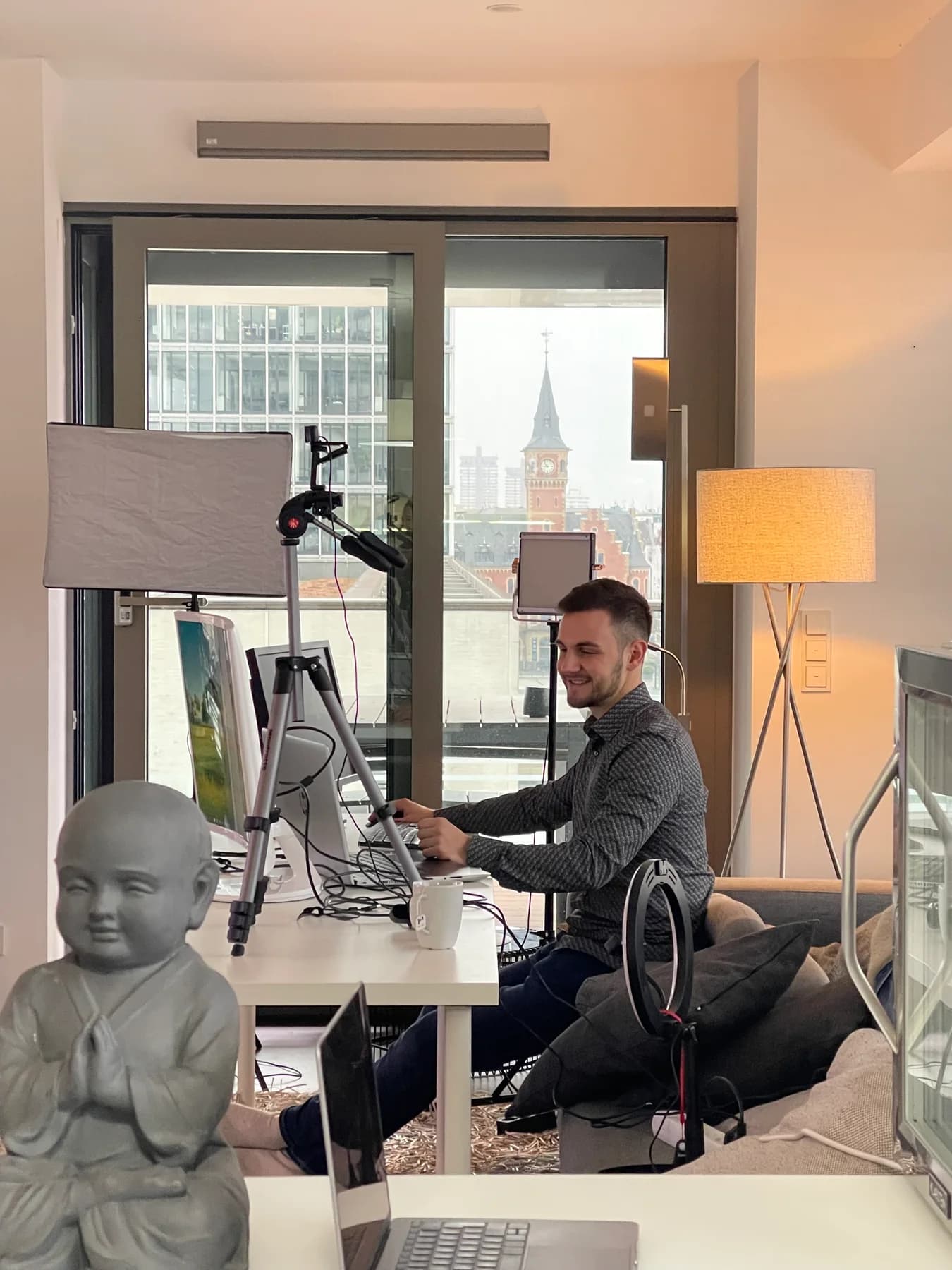 Henrik bei der Produktion einer digitalen Kampagne für Elmar Rassi