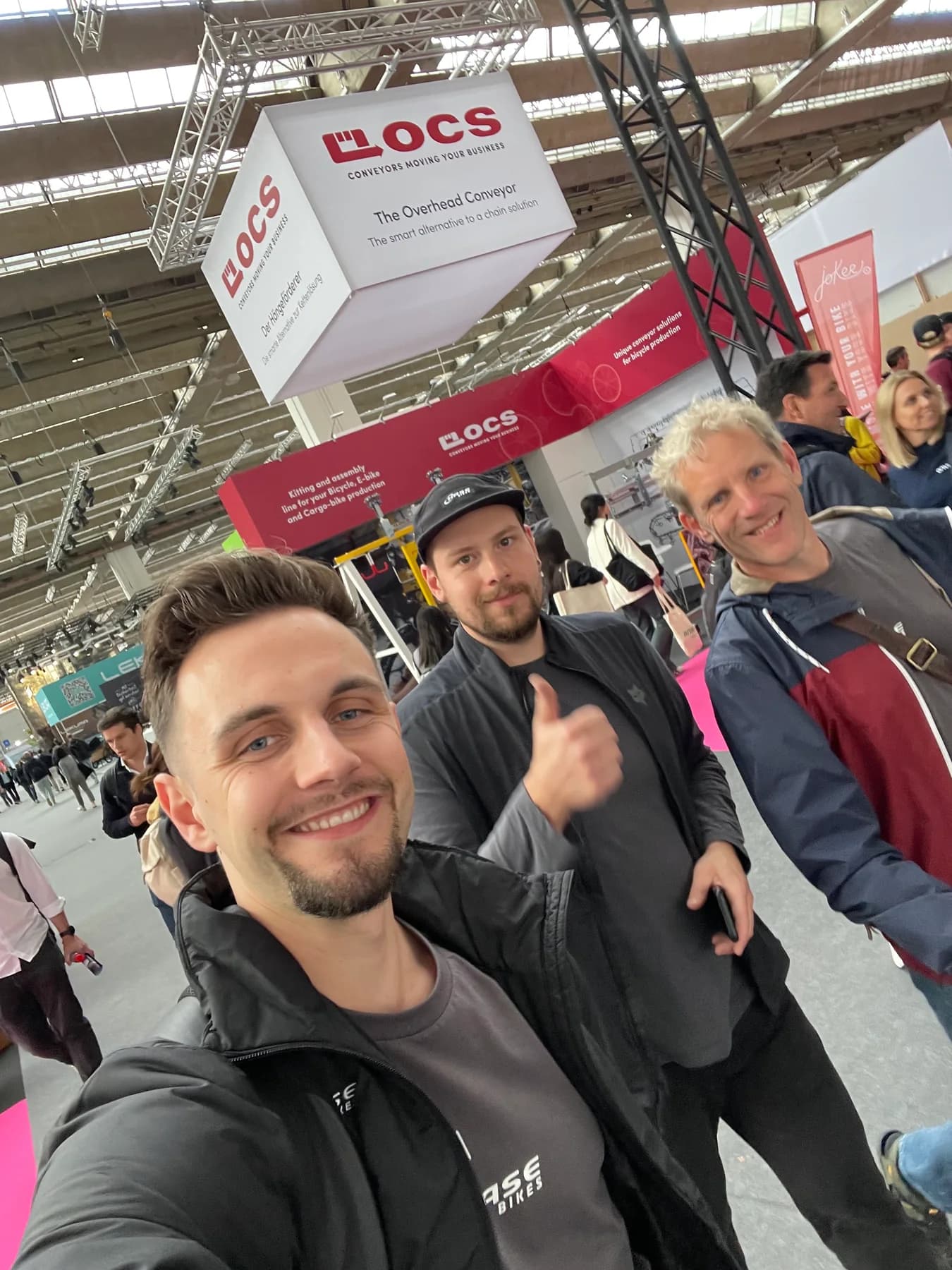 Henrik mit dem Hase Bikes Team auf einer Branchenmesse