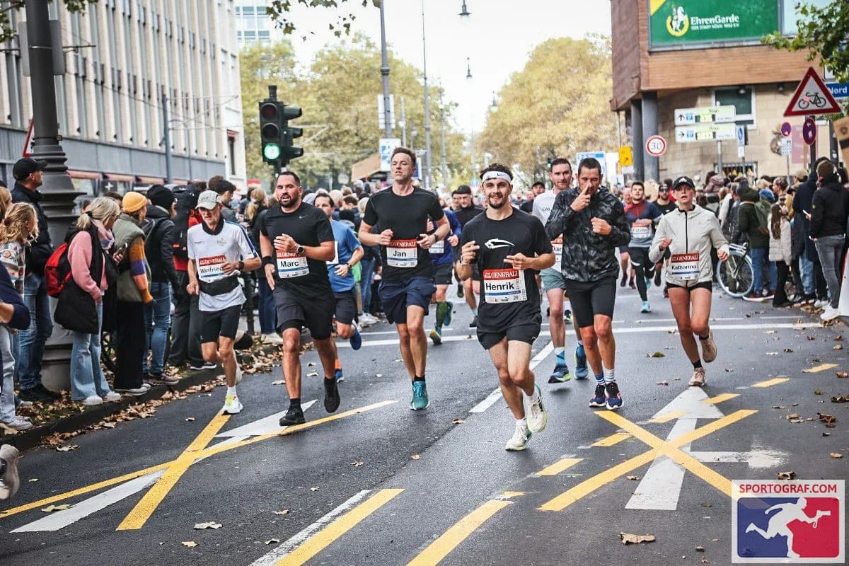 Henrik läuft bei einem Stadtlauf