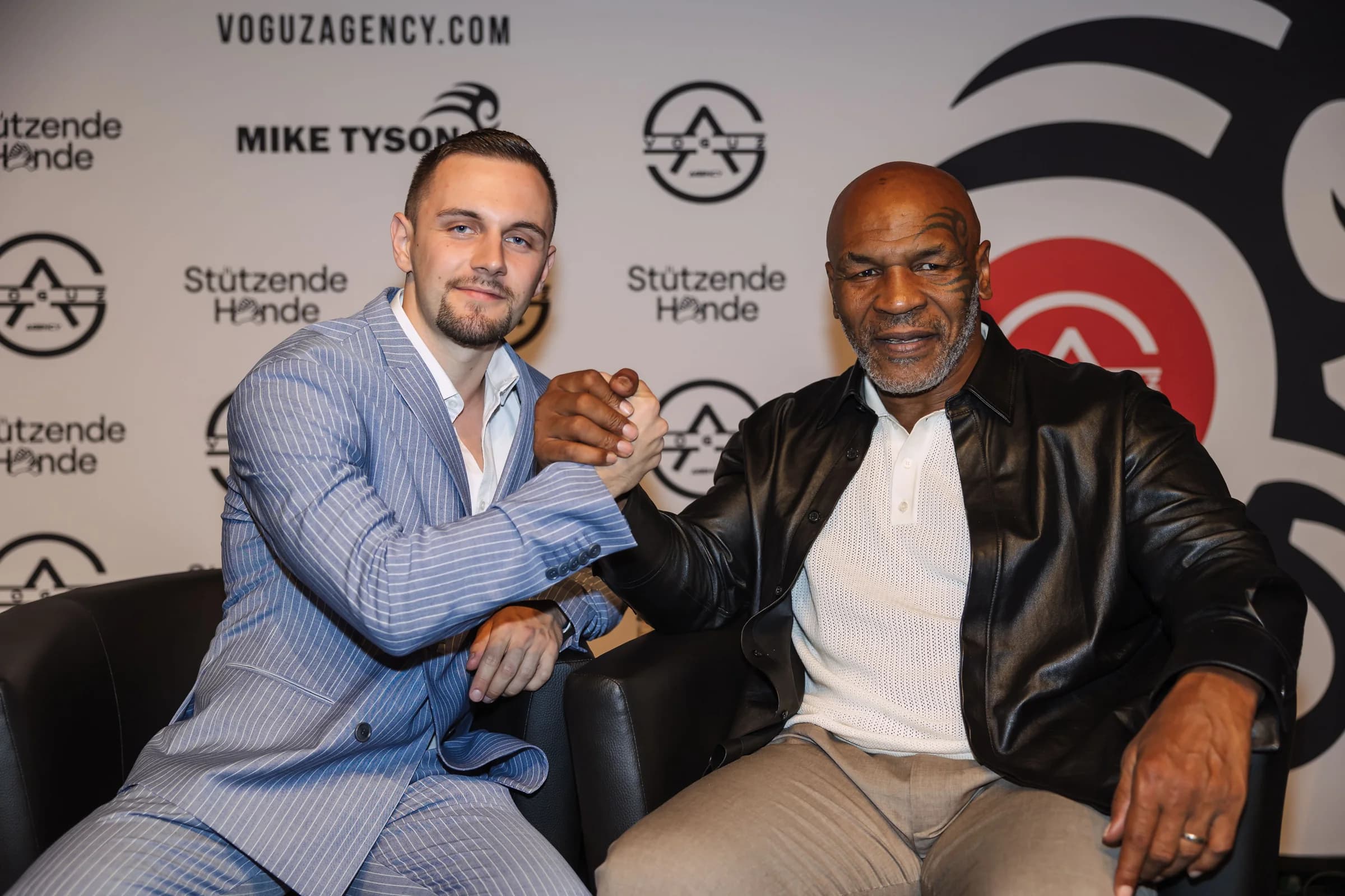 Henrik mit Mike Tyson beim Voguz Agency Meet & Greet in Offenbach