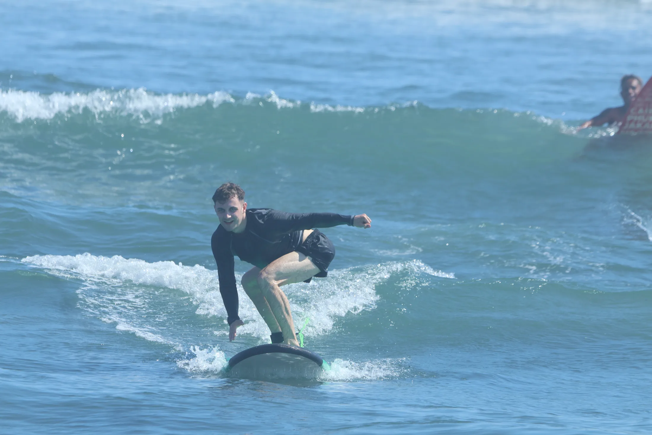 Henrik surft im Meer